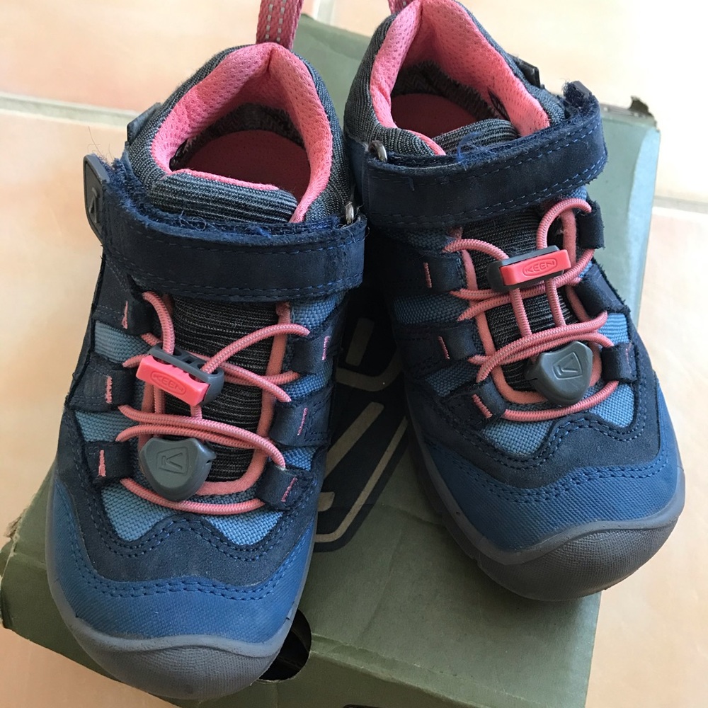Keen girls hiking shoes